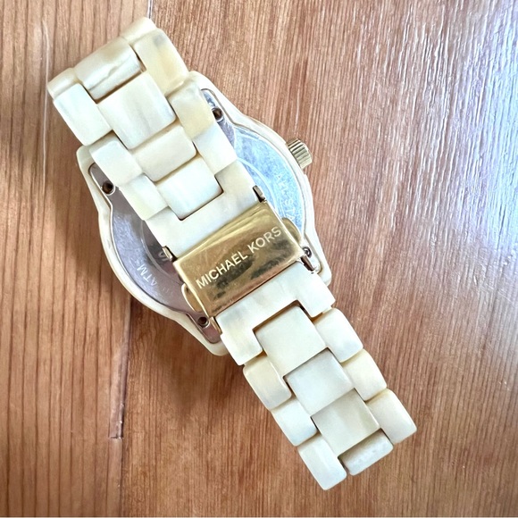 Michael Kors Blonde Tortoise Watch - Picture 4 of 4